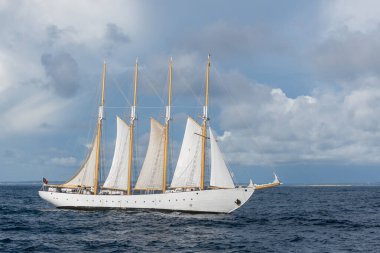 Dört beyaz yelkenli yelkenli.