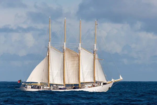 Zeilschip Met Vier Witte Zeilen — Stockfoto