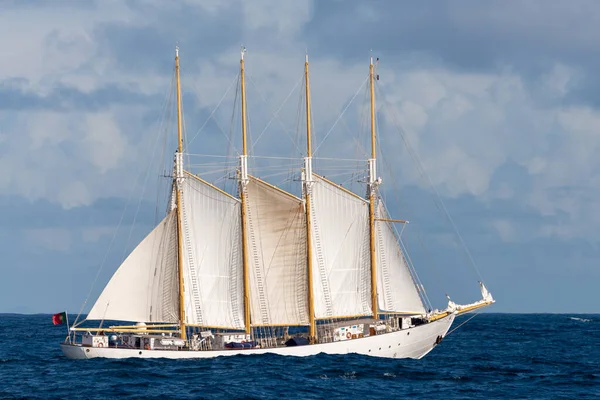 Zeilschip Met Vier Witte Zeilen — Stockfoto