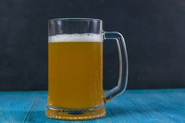 Caneca Cerveja Mesa Madeira Fundo Escuro — Fotografia de Stock