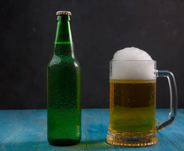 Caneca Cerveja Garrafa Verde Com Cerveja Mesa Madeira Fundo Escuro — Fotografia de Stock