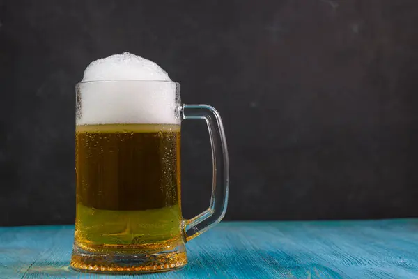 Cerveja Uma Caneca Com Gotas Água Mesa Madeira Fundo Escuro — Fotografia de Stock