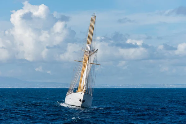 Navio Vela Com Quatro Velas Brancas — Fotografia de Stock