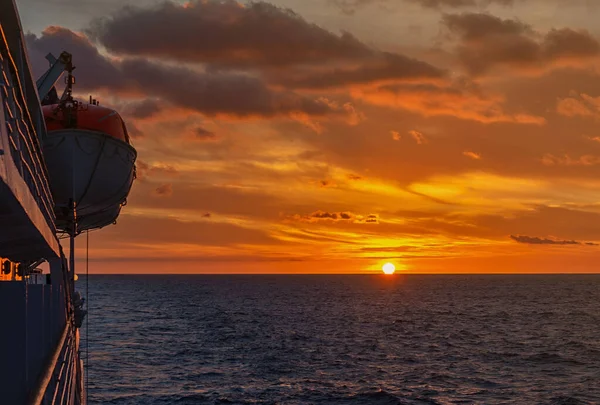 Yolcu gemisinden deniz manzaralı gün batımı