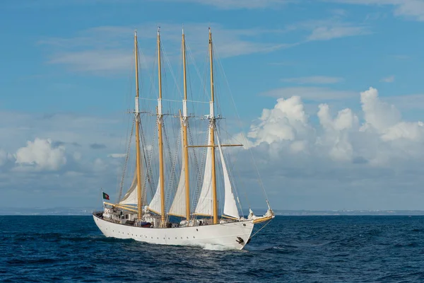 Zeilschip Met Vier Witte Zeilen — Stockfoto