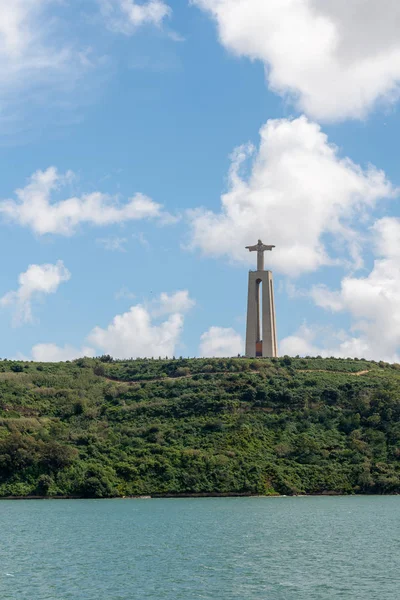 Lizbon, Portekiz 18 Nisan 2019: Lizbon, Portekiz 'deki İsa' nın Heykeli