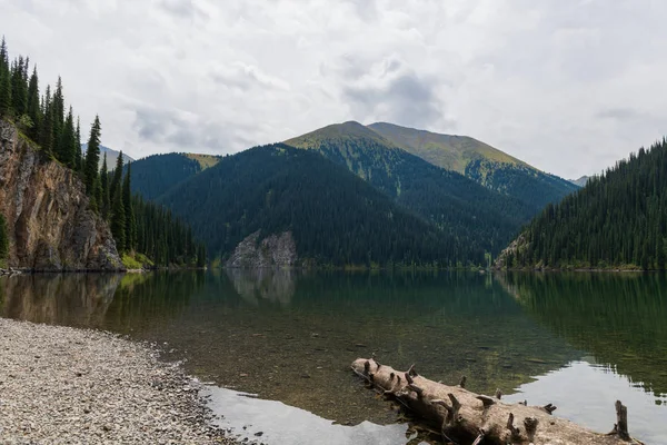 Kolsay Gölü - Kazakistan 'daki dağ gölü