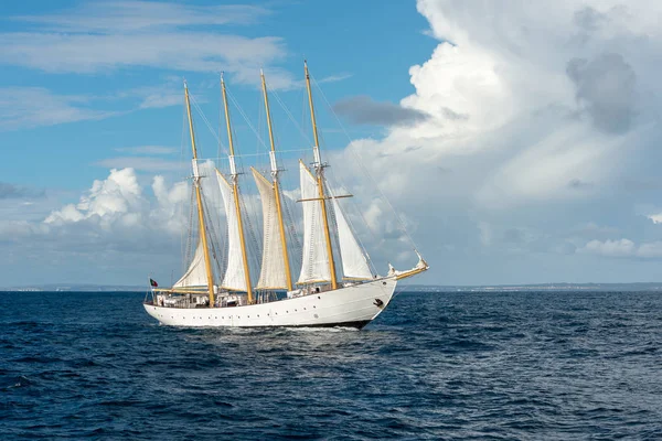 Zeilschip Met Vier Witte Zeilen — Stockfoto