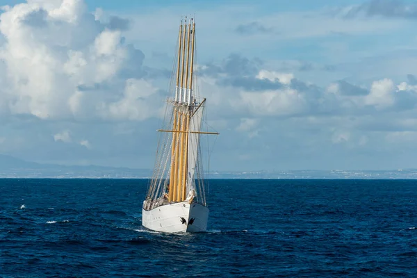 Высокий Корабль Парусами Море — стоковое фото