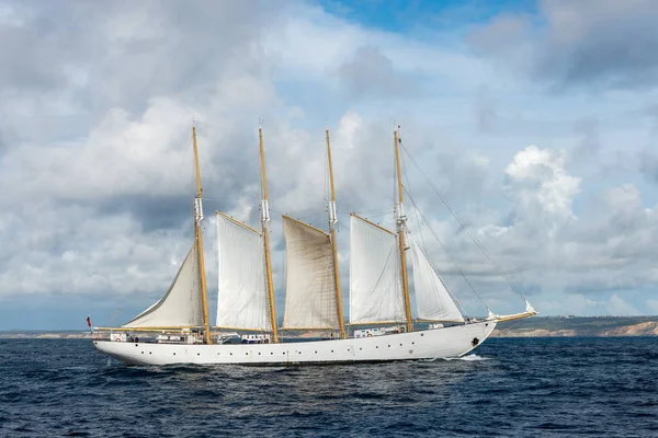 Dört beyaz yelkenli yelkenli.