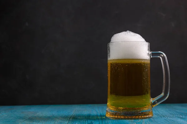 Caneca Cerveja Mesa Madeira Fundo Escuro — Fotografia de Stock