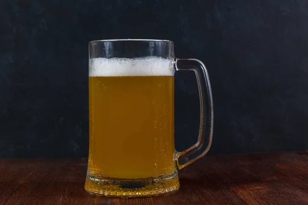 Cerveja Uma Caneca Com Gotas Água Mesa Madeira Fundo Escuro — Fotografia de Stock