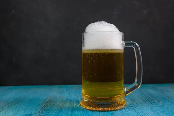 Caneca Cerveja Mesa Madeira Fundo Escuro — Fotografia de Stock