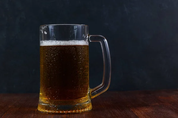 Caneca Cerveja Mesa Madeira Fundo Escuro — Fotografia de Stock