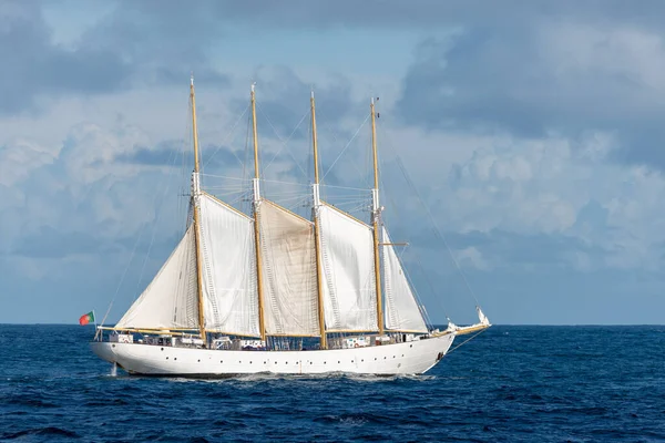四つの白い帆で帆船 — ストック写真