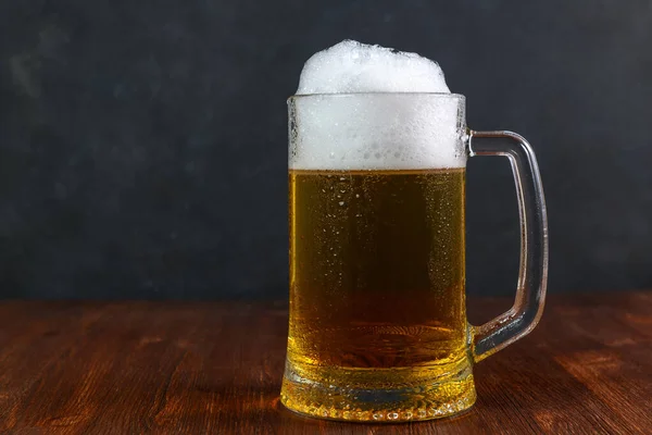 Caneca Cerveja Mesa Madeira Fundo Escuro — Fotografia de Stock