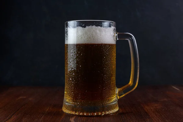 Cerveja Uma Caneca Com Gotas Água Mesa Madeira Fundo Escuro — Fotografia de Stock