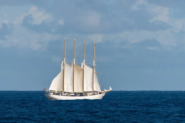 Navio Vela Com Quatro Velas Brancas — Fotografia de Stock