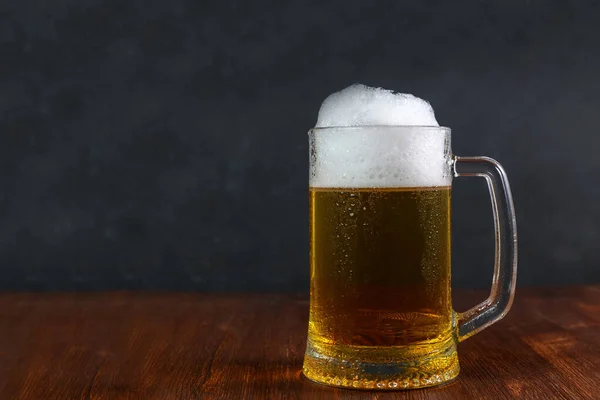 Cerveja Copo Com Gotas Água Mesa Madeira Fundo Escuro — Fotografia de Stock