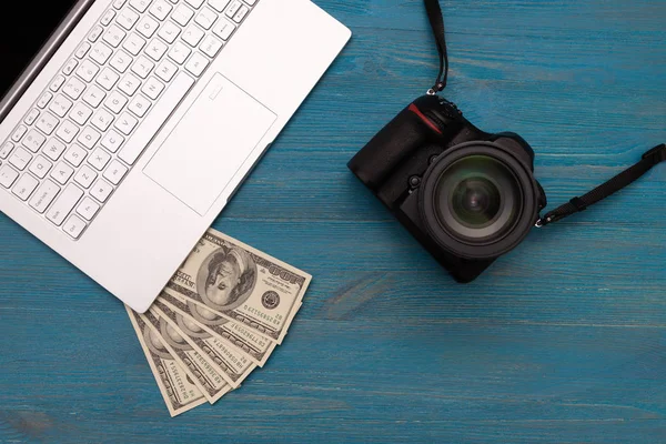 Gana Dinero Internet Cámara Réflex Digital Dólares Portátil Sobre Fondo —  Fotos de Stock