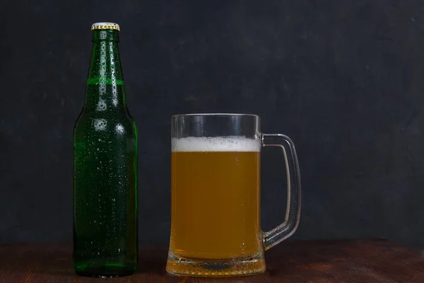 Caneca Cerveja Garrafa Verde Com Cerveja Mesa Madeira Fundo Escuro — Fotografia de Stock