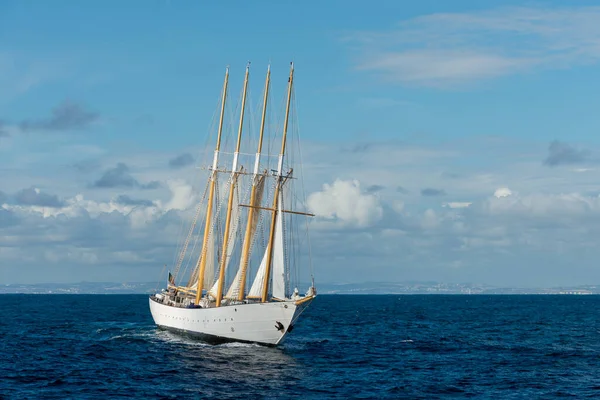 四つの白い帆で帆船 — ストック写真
