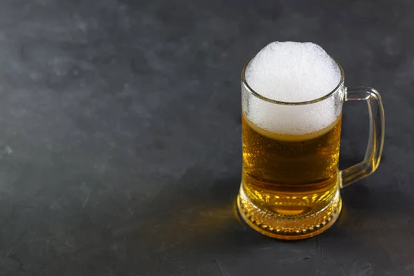 Cerveja Uma Caneca Com Gotas Água Mesa Madeira Fundo Escuro — Fotografia de Stock