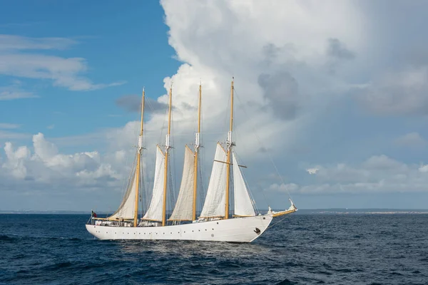 Zeilschip Met Vier Witte Zeilen — Stockfoto