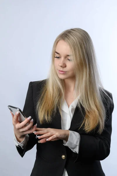 Porträtt Ung Vacker Blond Affärskvinna Ler Med Smartphone Vit Bakgrund — Stockfoto