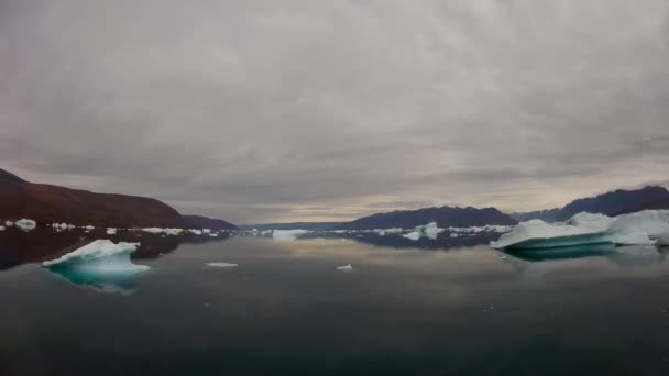 Rivière Hiver Avec Glace Sous Ciel Nuageux Jour Vue Forme — Video