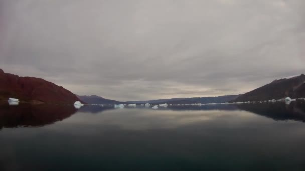 Зимняя Река Льдом Облачным Небом Дневное Время Вид Лодки — стоковое видео