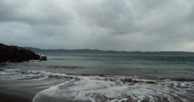 Dalgalı deniz manzarası. vercast hava durumu.