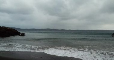 Dalgalı deniz manzarası. vercast hava durumu.