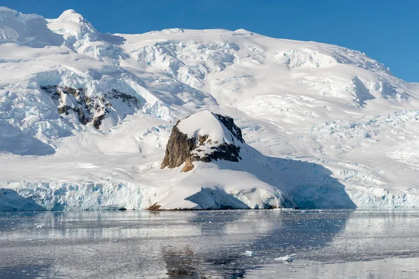 Antarctische Zeegezicht Met Ijsberg Reflectie — Stockfoto