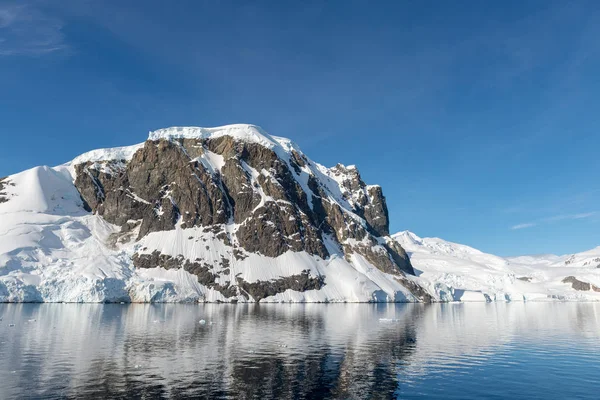 Paisaje Antártico Con Rocas Nieve —  Fotos de Stock