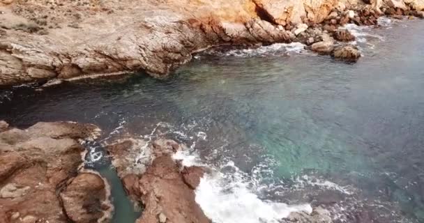 Bela Costa Rochosa Mar Azul — Vídeo de Stock