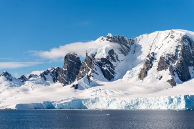 Denizde buzdağıyla Antarktika manzarası