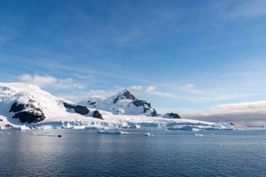 Denizde buzdağıyla Antarktika manzarası
