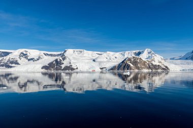 Buzdağları ve yansıma ile Antarktika deniz manzarası