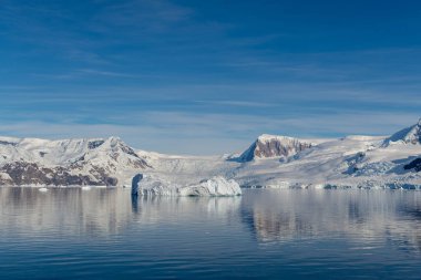Antarktika deniz manzarası, buzdağı ve yansıması.