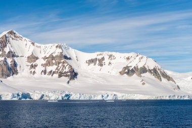 Denizde buzdağıyla Antarktika manzarası