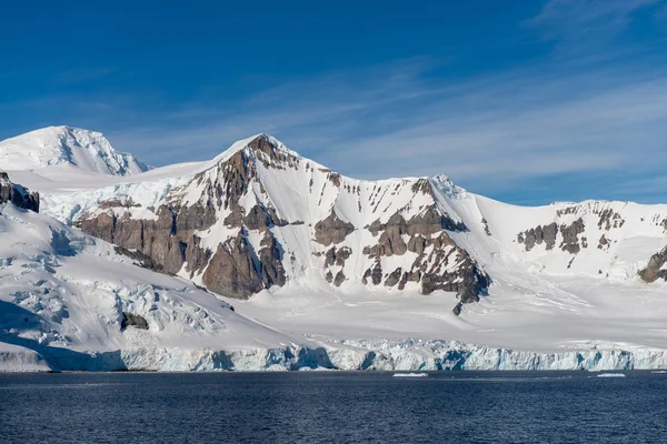 Bergstoppar Med Snö Antarktis — Stockfoto