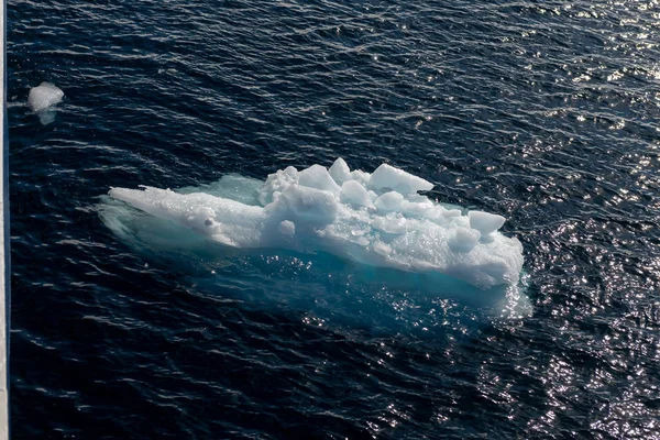 Великий Шматок Льоду Морській Воді — стокове фото