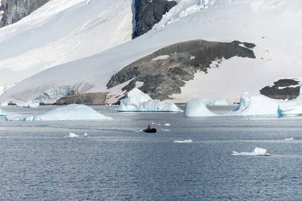 Schlauchboot Mit Einer Person Der Antarktis — Stockfoto