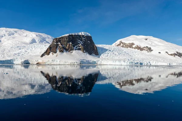 Antarctische Zeegezicht Met Ijsberg Reflectie — Stockfoto