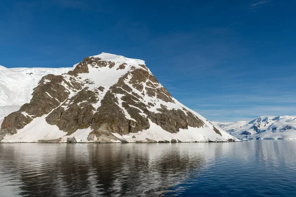 有岩石和雪的南极景观 — 图库照片