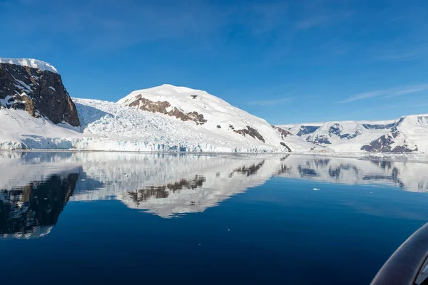 Antarktisk Havsutsikt Med Isberg Och Reflektion — Stockfoto