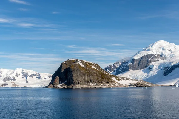 Ανταρκτική Τοπίο Παγόβουνο Στη Θάλασσα — Φωτογραφία Αρχείου