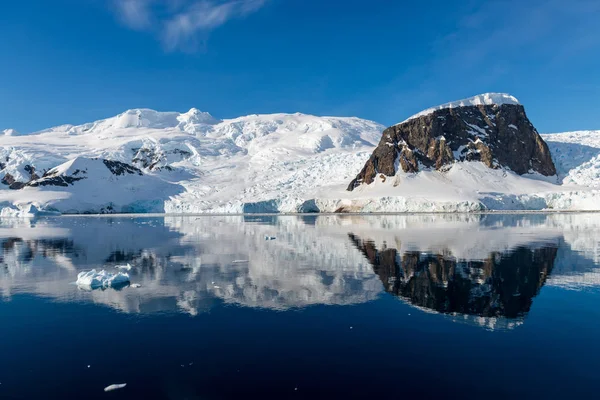 Paisaje Marino Antártico Con Iceberg Reflejo — Foto de Stock