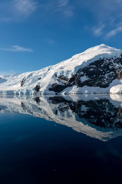 Paisaje Marino Antártico Con Icebergs Reflexión — Foto de Stock